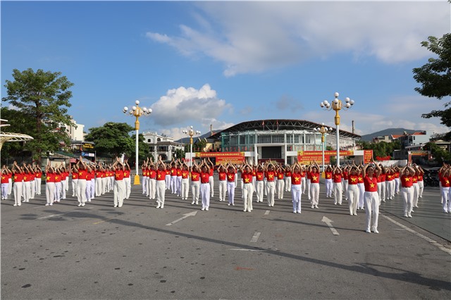 Hội LHPN phường Uông Bí đồng diễn dân vũ chào mừng Ngày Phụ nữ Việt Nam 20/10