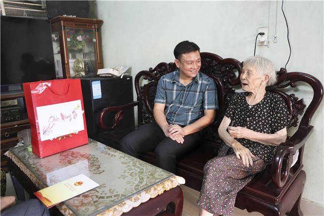 Đồng chí Trần Quang Đông, Phó Chủ tịch UBND phường thăm, tặng quà các cụ cao niên nhân Ngày Quốc tế Người cao tuổi