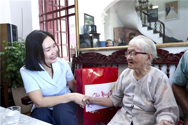 PHƯỜNG UÔNG BÍ THĂM, CHÚC THỌ NGƯỜI CAO TUỔI TRÒN 100 TUỔI TRỞ LÊN