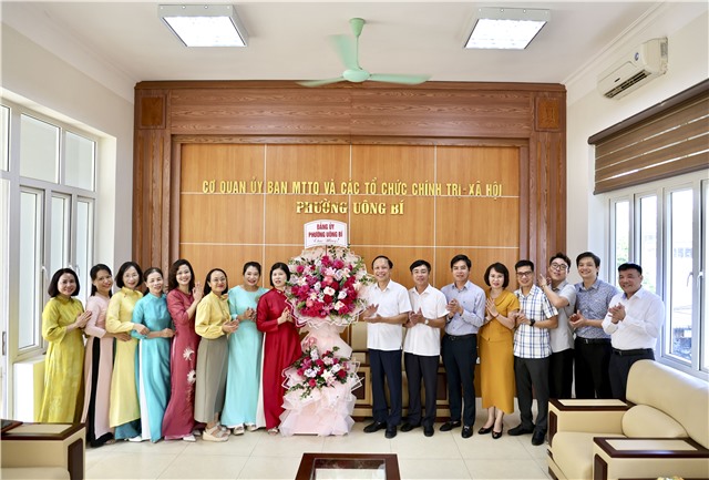 Thường trực Đảng ủy phường Uông Bí chúc mừng Hội LHPN phường nhân ngày 20/10