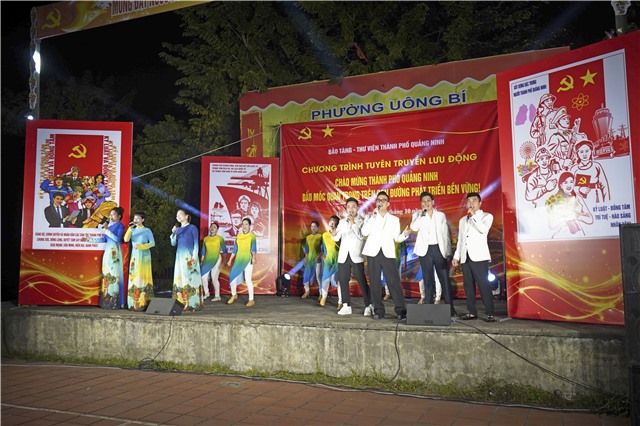 BẢO TÀNG - THƯ VIỆN THÀNH PHỐ QUẢNG NINH TỔ CHỨC TUYÊN TRUYỀN LƯU ĐỘNG TẠI ĐÌNH ĐỀN CÔNG PHƯỜNG UÔNG BÍ
