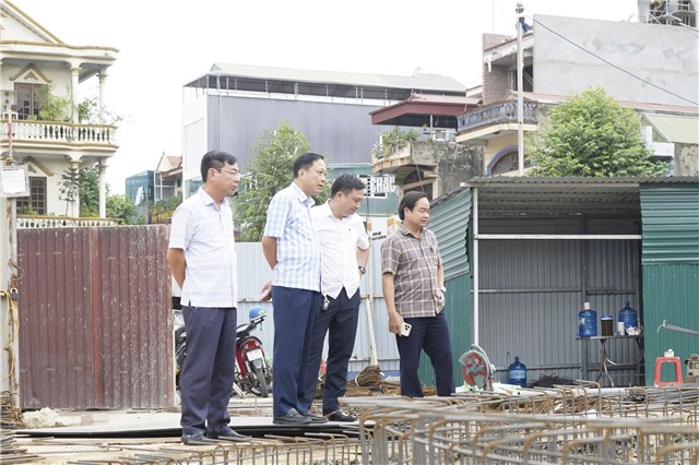LÃNH ĐẠO PHƯỜNG UÔNG BÍ KIỂM TRA TIẾN ĐỘ DỰ ÁN CẢI TẠO CỘT ĐỒNG HỒ UÔNG BÍ 
