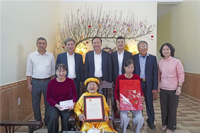 Đồng chí Bí thư Đảng ủy, Chủ tịch HĐND phường Thăm, tặng quà chúc thọ các cụ tròn 100 tuổi