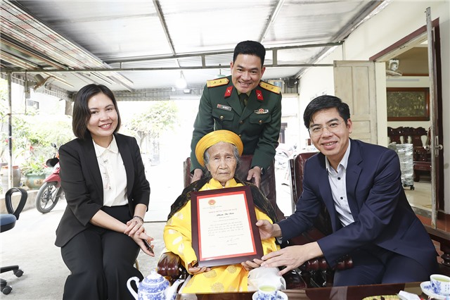 Đồng chí Nguyễn Đức Hoà Chủ tịch UBND phường Uông Bí thăm chúc thọ các cụ cao niên nhân dịp Tết Nguyên đán Bính Ngọ