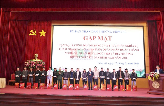 Phường Uông Bí gặp mặt, tặng quà công dân nhập ngũ và quân nhân hoàn thành nghĩa vụ quân sự năm 2026