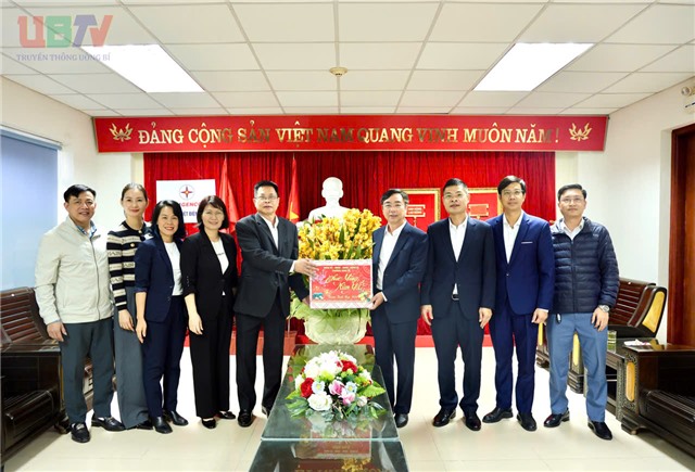 Lãnh đạo Đảng uỷ phường Uông Bí thăm, động viên các đơn vị trực Tết, bảo đảm phục vụ Nhân dân