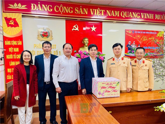 Đồng chí Nguyễn Đức Hòa, Phó Bí thư Đảng ủy, Chủ tịch UBND phường thăm tặng quà các đơn vị trực Tết 