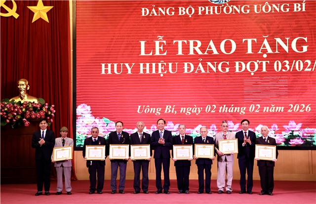 Đảng bộ phường Uông Bí trao tặng Huy hiệu Đảng đợt 3/2/2026