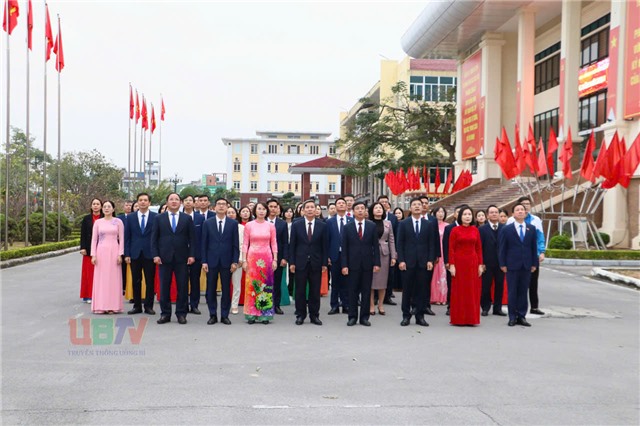 Phường Uông Bí trang nghiêm thực hiện nghi lễ chào cờ đầu tháng