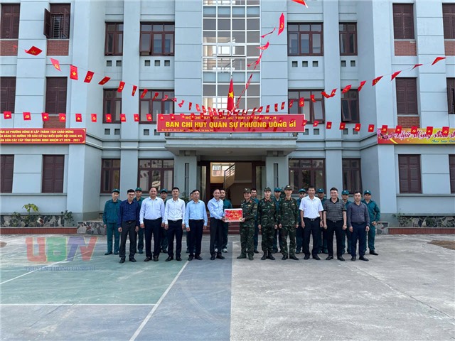 Lãnh đạo phường Uông Bí đi kiểm tra công tác chuẩn bị đón Tết và chúc mừng các đơn vị trực Tết trên địa bàn