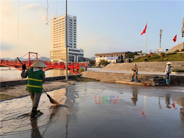 Đêm giáp Tết lặng thầm của những công nhân môi trường