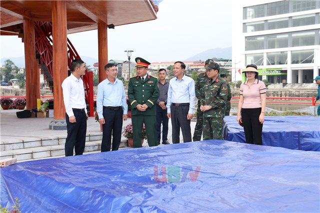 Đại tá Lê Trọng Hoà, Chỉ huy trưởng Bộ CHQS tỉnh kiểm tra công tác chuẩn bị bắn pháo hoa tại phường Uông Bí