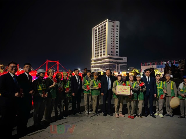 Lãnh đạo phường Uông Bí tặng quà động viên lực lượng làm nhiệm vụ đêm giao thừa