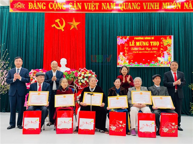 Đồng chí Đào Ngọc Sơn, Phó Bí thư Thường trực Đảng ủy dự lễ chúc thọ người cao tuổi khu Quang Trung 8