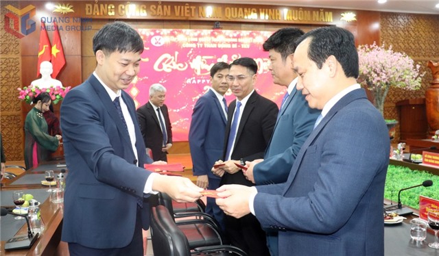 Phó Chủ tịch UBND tỉnh Nguyễn Văn Công thăm, chúc Tết cán bộ, công nhân viên Công ty CP Hải sản Tất Thành và Công ty Than Uông Bí