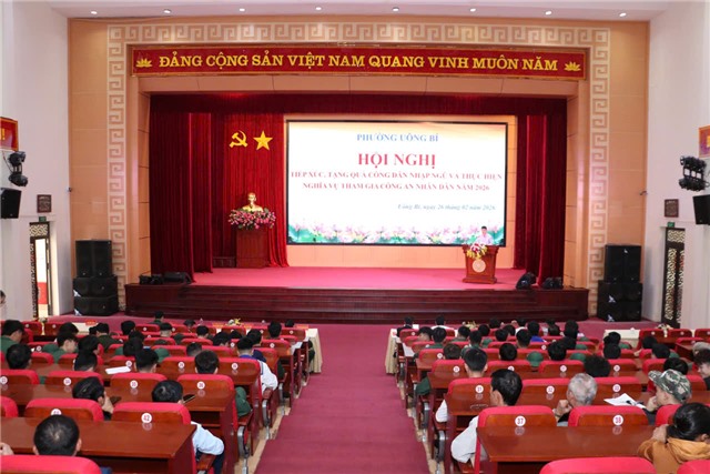 Phường Uông Bí gặp mặt, tặng quà công dân thực hiện nghĩa vụ Quân sự và thực hiện nghĩa vụ tham gia Công an Nhân dân