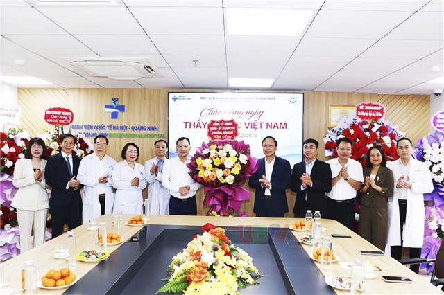 Các đồng chí Lãnh đạo Đảng ủy chúc mừng ngày thầy thuốc Việt Nam 27/2