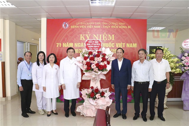 Đồng chí Nguyễn Chiến Thắng - Bí thư Đảng ủy, Chủ tịch HĐND phường chúc mừng Bệnh viện Việt Nam – Thụy Điển Uông Bí nhân kỷ niệm 71 năm ngày Thầy thuốc Việt Nam