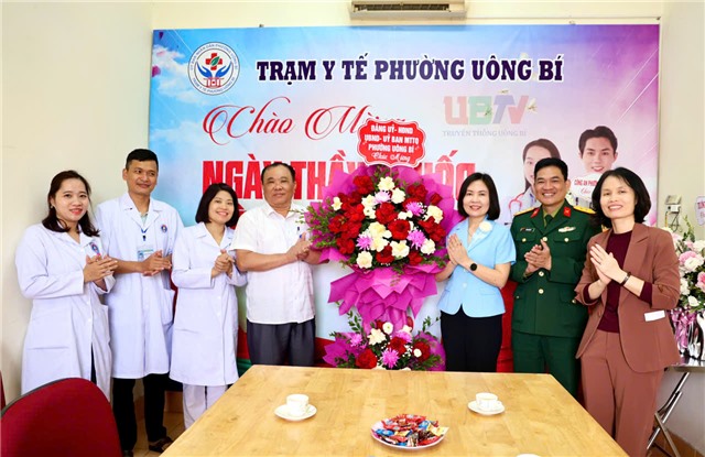 Lãnh đạo UBND phường Uông Bí thăm, chúc mừng cơ sở y tế nhân Ngày Thầy thuốc Việt Nam