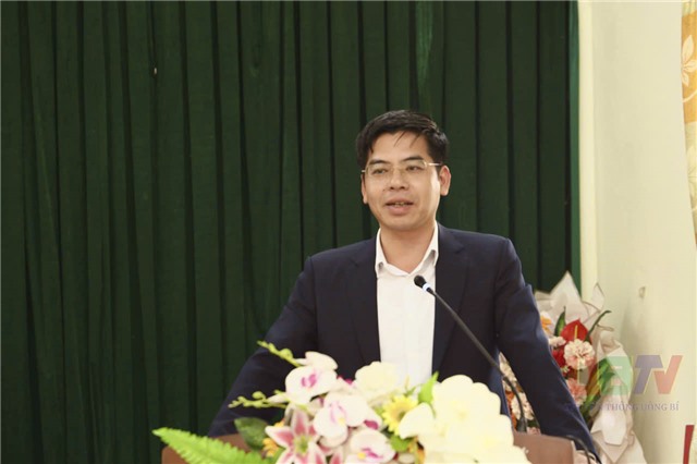 Đồng chí Nguyễn Đức Hòa, Phó Bí thư Đảng ủy, Chủ tịch UBND phường Uông Bí dự sinh hoạt chi bộ tại khu Thanh Sơn 7 