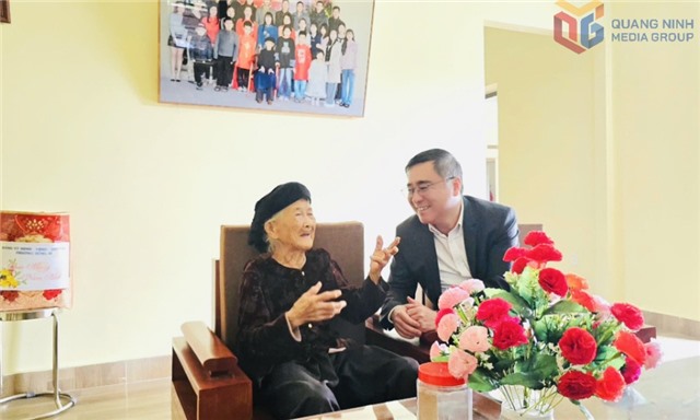 Phó Chủ tịch Thường trực Ủy ban MTTQ tỉnh thăm, chúc Tết tại phường Uông Bí và phường Vàng Danh