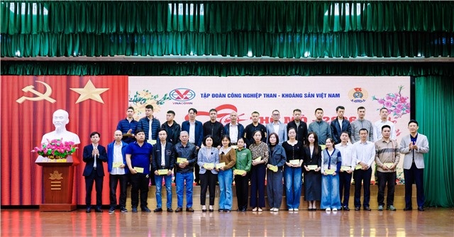 CÔNG TY KHO VẬN ĐÁ BẠC – VINACOMIN: “Tết thợ mỏ” - Ấm tình người lao động  