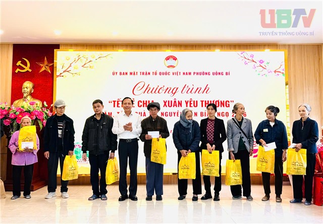 Phường Uông Bí trao tặng 259 suất quà Tết sẻ chia yêu thương