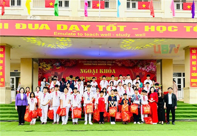 Trường THCS Nguyễn Trãi trao quà Tết cho học sinh có hoàn cảnh khó khăn
