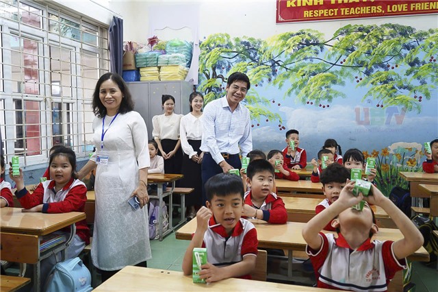 Đồng chí Nguyễn Đức Hòa – PBT Đảng ủy, Chủ tịch UBND phường kiểm tra công tác triển khai Chương trình Sữa học đường tại Trường tiểu học & THCS Uông Bí