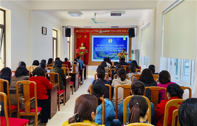 Tập huấn pháp luật về bầu cử và quán triệt, triển khai Nghị quyết Đại hội XIV của Đảng cho đoàn viên Công đoàn phường Uông Bí