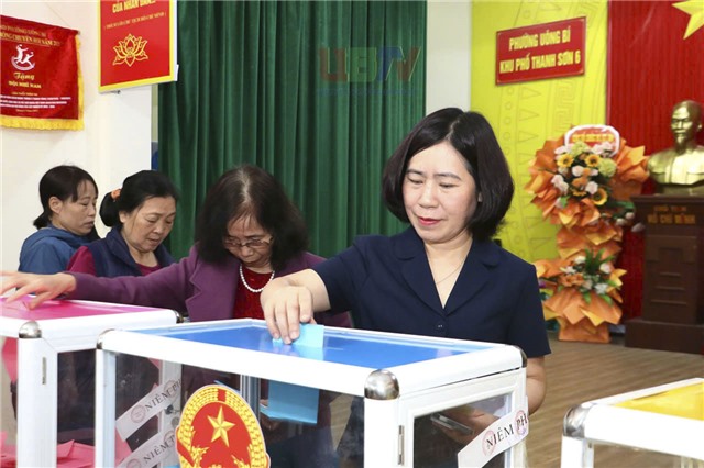 Đến 13h40' ngày 15/3, 33/33 khu dân cư của phường Uông Bí đạt 100% cử tri đi bầu cử