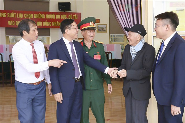 Đồng chí Nguyễn Chiến Thắng, Bí thư Đảng ủy, Chủ tịch HĐND phường kiểm tra công tác bầu cử tại khu dân cư trên địa bàn