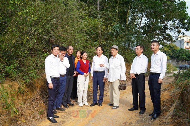 Các đồng chí Thường trực Đảng ủy kiểm tra công tác GPMB Dự án Mở rộng, nâng cấp Bệnh viện Việt Nam - Thụy Điển