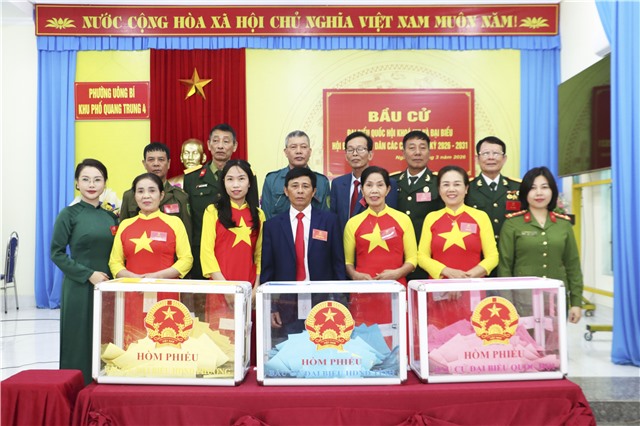 Cử tri phường Uông Bí nô nức đi bầu cử, thực hiện quyền và nghĩa vụ Công dân