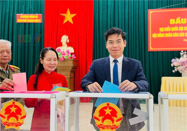 Đồng chí Chủ tịch UBND phường Uông Bí Nguyễn Đức Hòa dự khai mạc bầu cử tại Tổ bầu cử khu Thanh Sơn 2