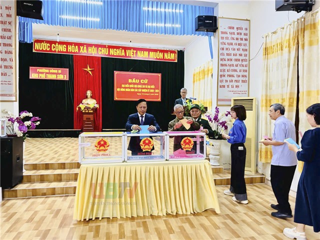 Đồng chí Nguyễn Chiến Thắng, Bí thư Đảng ủy, Chủ tịch HĐND phường dự khai mạc bầu cử tại khu Thanh Sơn 3