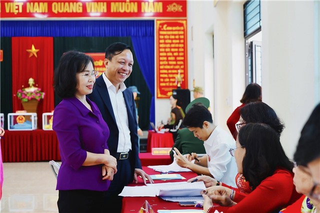 Đồng chí Trịnh Thị Minh Thanh, Phó Bí thư Thường trực Tỉnh uỷ, Chủ tịch HĐND tỉnh kiểm tra công tác bầu cử tại khu Yên Thanh 1, phường Uông Bí 