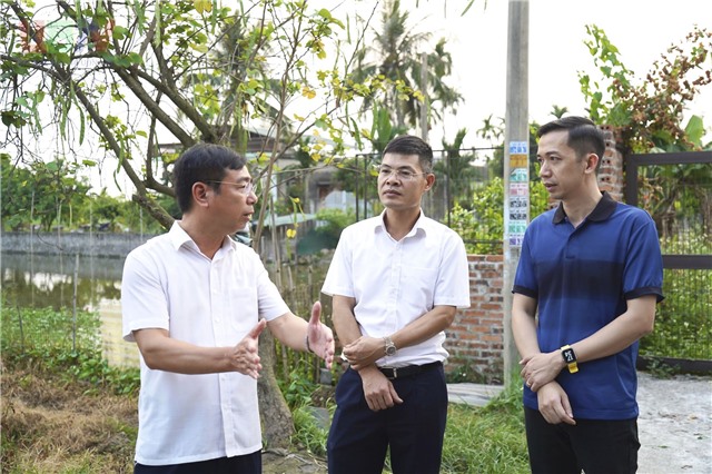 Đồng chí Đào Ngọc Sơn – PBT Thường trực Đảng ủy kiểm tra tiến độ thực hiện Dự án Nâng cấp đường giao thông, rãnh thoát nước đoạn đường tổ 39A, 39B khu Quang Trung 11