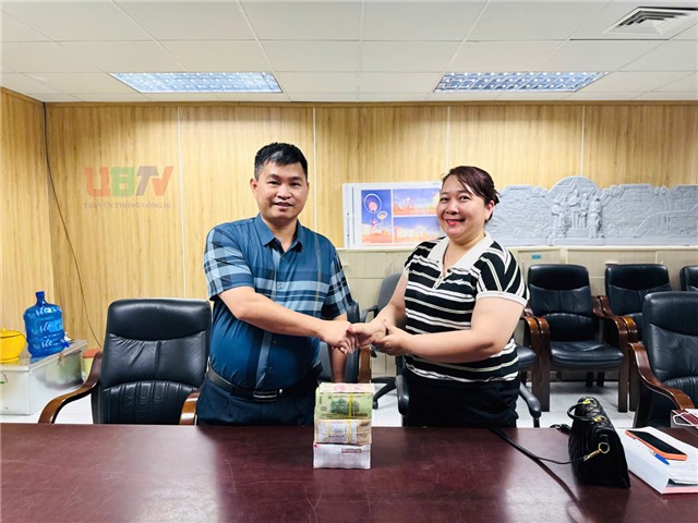 Các hộ dân đầu tiên của dự án mở rộng Bệnh viện Việt Nam – Thuỵ Điển Uông Bí nhận tiền bồi thường hỗ trợ tái định cư GPMB