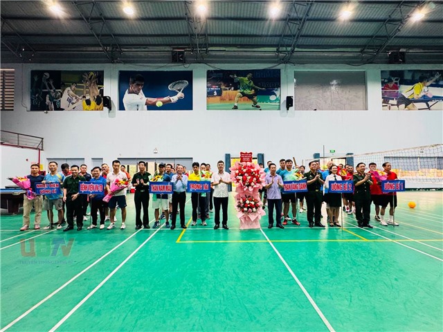 Giao lưu bóng chuyền hơi giữa các cơ sở hội cựu chiến binh trên địa bàn phường Uông Bí