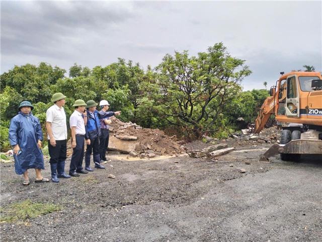 Phường Uông Bí kịp thời kiểm tra, xử lý ngập lụt cục bộ sau mưa lớn sáng 23/4