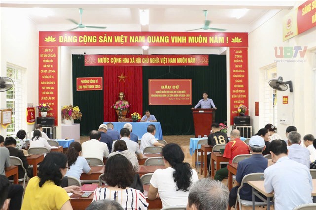 Đồng chí Nguyễn Đức Hòa, Phó Bí thư Đảng ủy, Chủ tịch UBND phường dự sinh hoạt chi bộ định kỳ khu Thanh Sơn 5