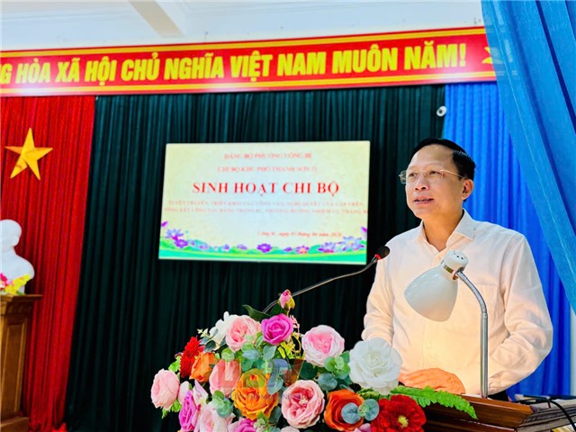 Đồng chí Bí thư Đảng uỷ phường Uông Bí Nguyễn Chiến Thắng dự sinh hoạt chi bộ khu Thanh Sơn 11