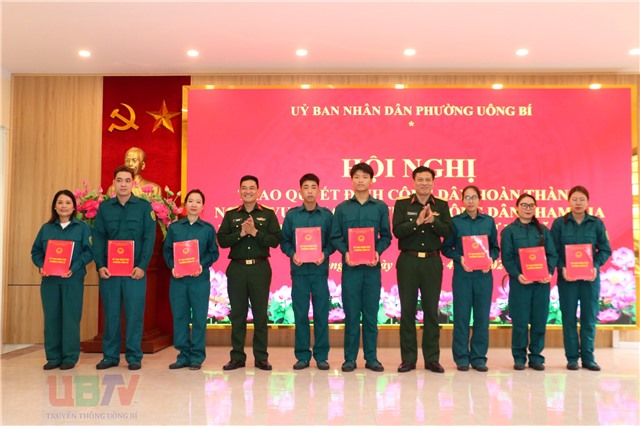 Phường Uông Bí trao quyết định Công dân tham gia thực hiện nghĩa vụ Dân quân tự vệ năm 2026 và công dân hoàn thành nghĩa vụ Dân quân tự vệ