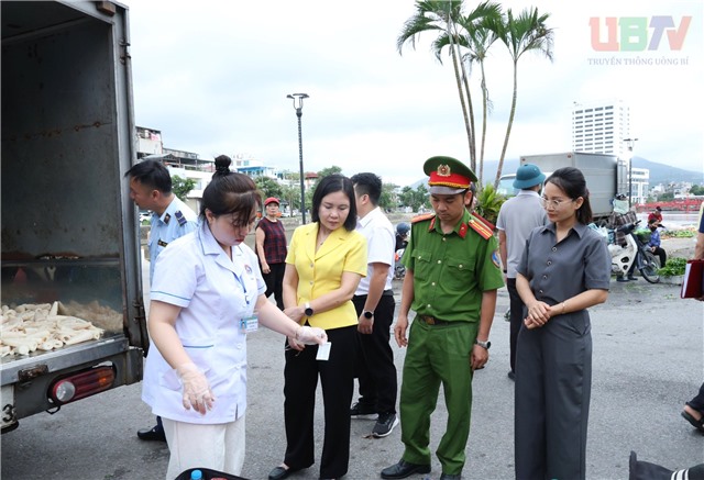 Tăng cường kiểm tra nguồn gốc thực phẩm tại chợ đầu mối và cơ sở cung cấp thực phẩm cho trường học