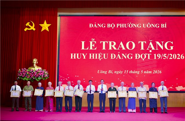 Đảng bộ phường Uông Bí tổ chức Lễ trao tặng Huy hiệu Đảng đợt 19/5