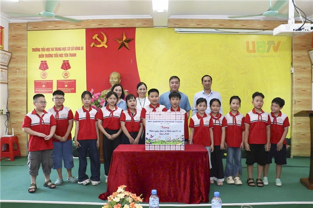 Đồng chí Nguyễn Chí Thành - Ủy viên BTV Tỉnh ủy, PCT Thường trực UB MTTQ tỉnh tặng quà các cháu thiếu nhi Trường Tiểu học & THCS Uông Bí (điểm trường trung tâm)