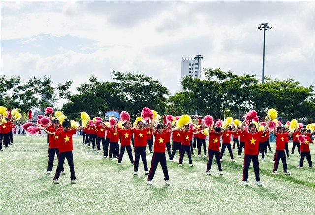 Tiết mục đồng diễn của Trường THCS Trần Quốc Toản tại Đại hội Thể dục thể thao phường Uông Bí lần thứ I, năm 2026