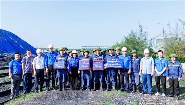 Công ty Kho vận Đá Bạc - Vinacomin: Thăm, động viên tổ đội thanh niên  Đoàn Thanh niên Công ty Kho vận Đá Bạc - Vinacomin  nhân dịp Tháng Công nhân, Tháng hành động về ATVSLĐ năm 2026