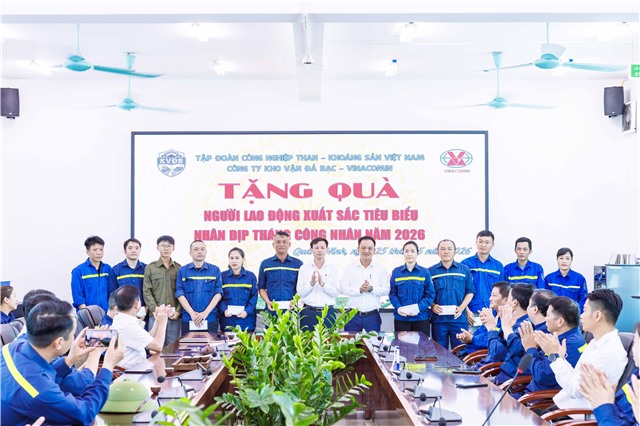 Công ty Kho vận Đá Bạc - Vinacomin: Tặng quà người lao động xuất sắc tiêu biểu nhân dịp Tháng công nhân năm 2026